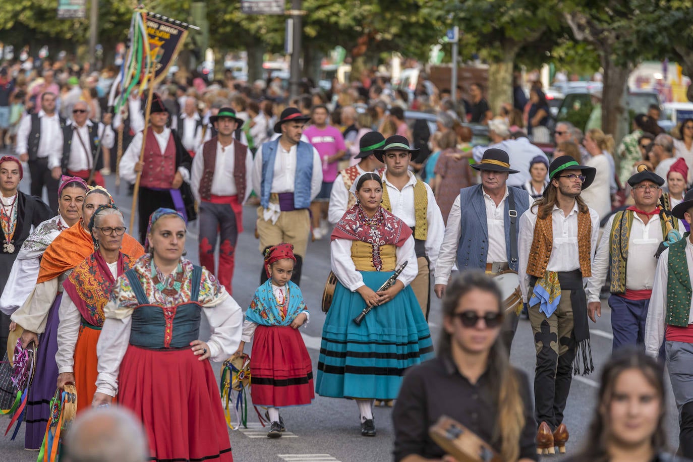 Fotos: El folclore regional toma las calles de Santander