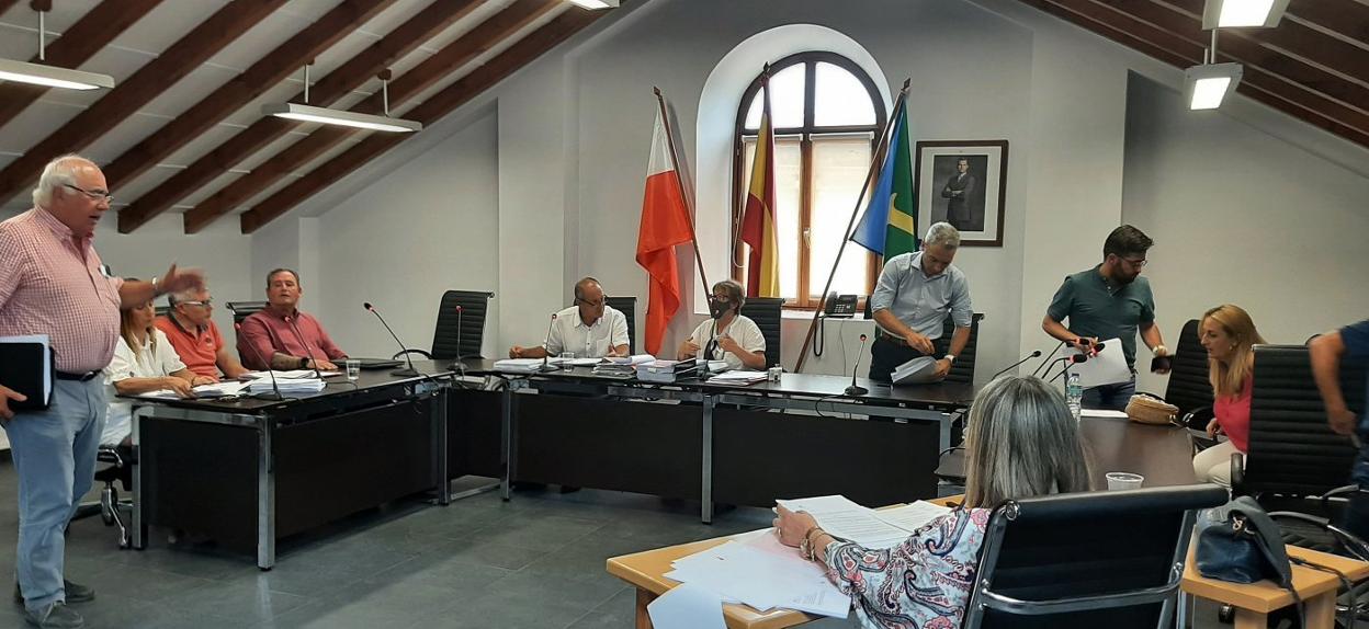 Concejales de la oposición abandonando el Pleno celebrado ayer en el Ayuntamiento de Guriezo.