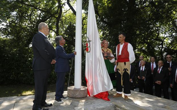 Joaquín Gómez, presidente del Parlamento cántabro, y Miguel Ángel Revilla, presidente de la comunidad, en el momento del izado de la bandera de Cantabria.