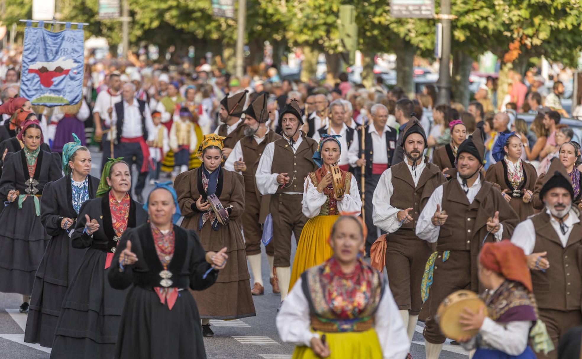 El pasacalles dio la oportunidad de exhibir la riqueza y variedad de los trajes regionales.