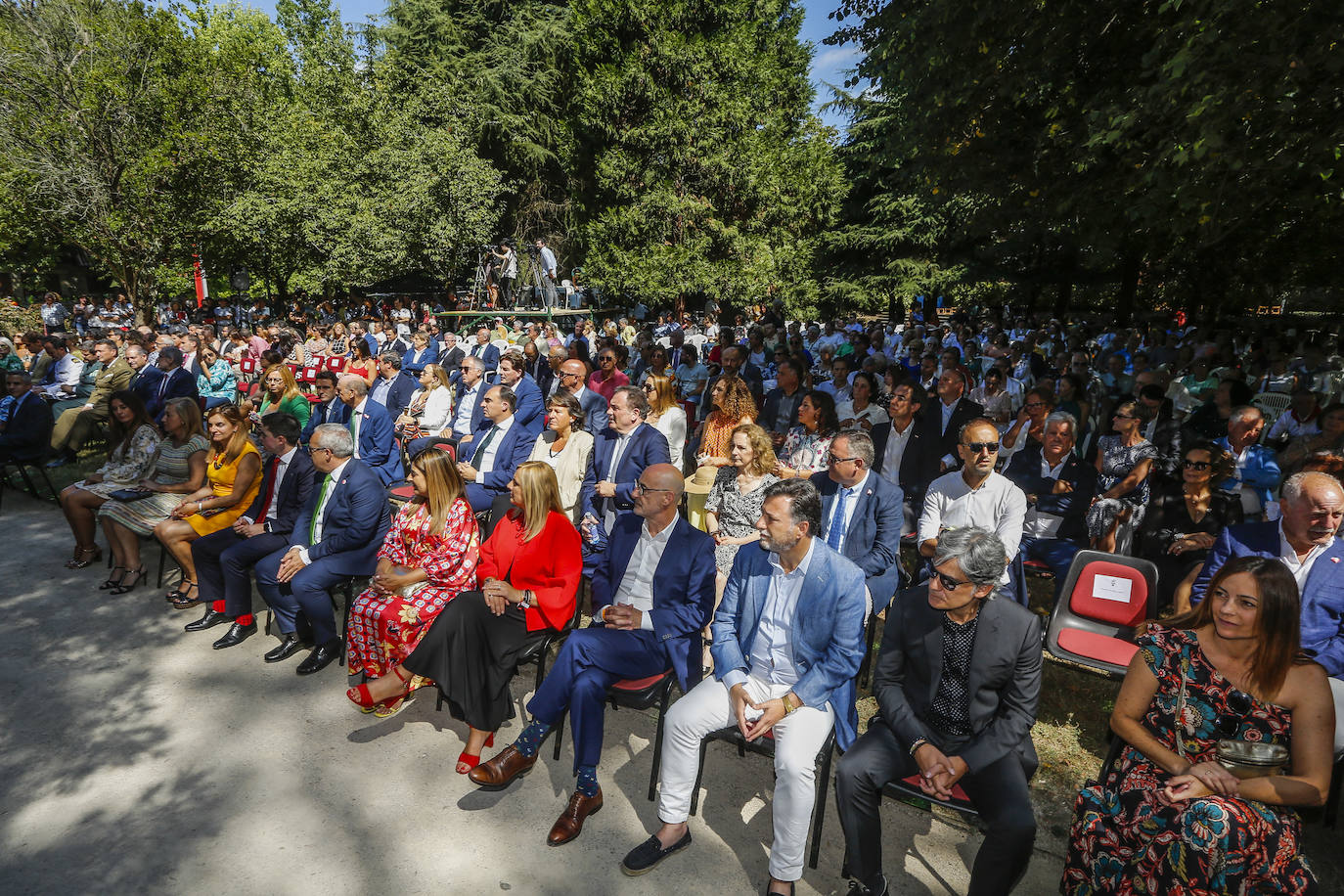 Los representantes de los partidos politicos con presencia en el Parlamento de Cantabria también han ocupado un lugar destacado en el acto institucional.