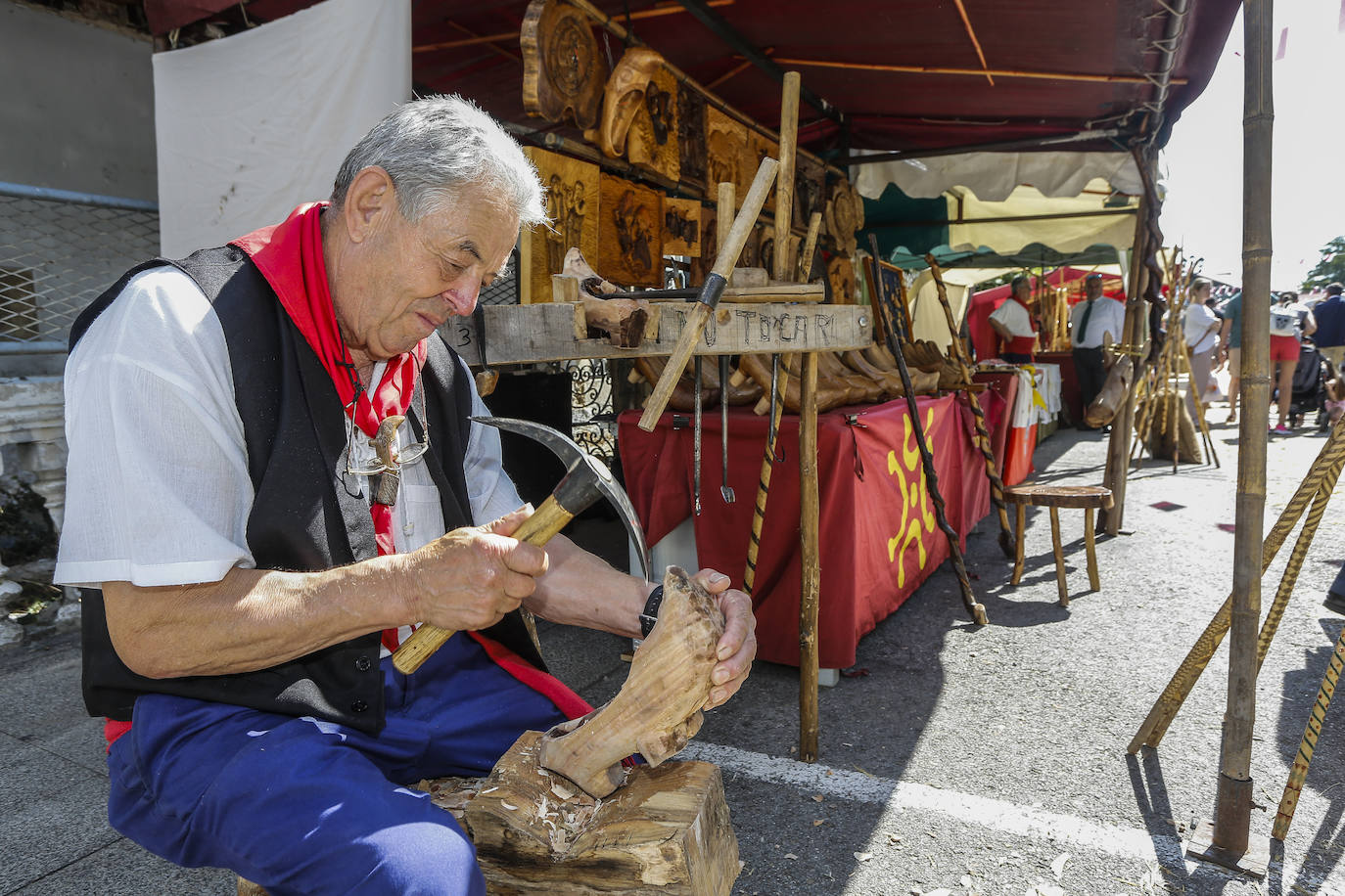 Un artesano de productos cántabros en su puesto del mercadillo de Reocín.