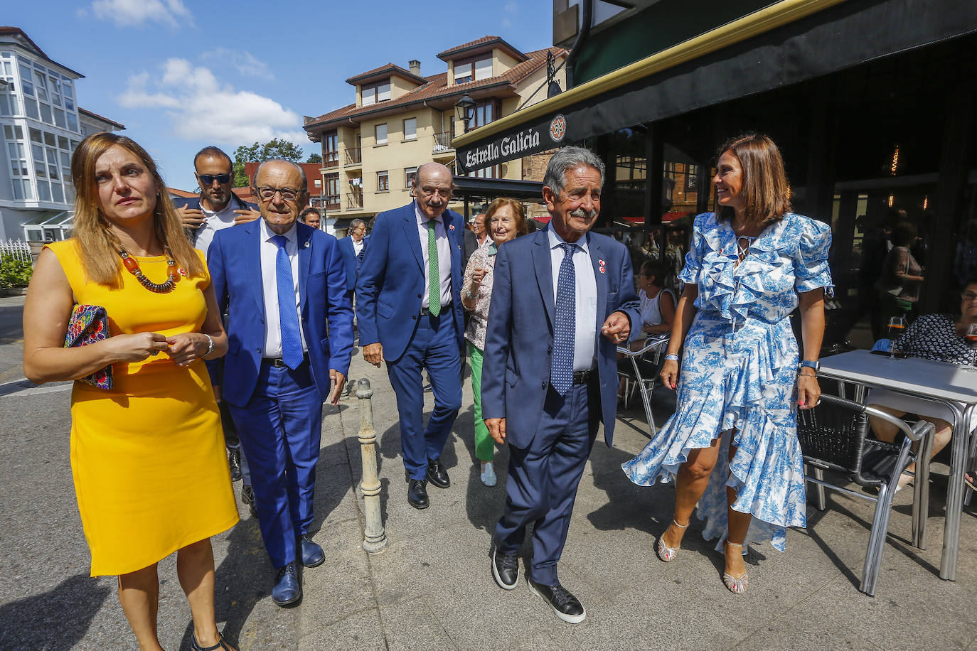 Revilla acompañado por Javier Marcano, José María Mazón y Paula Fernández durante un paseo por el mercadillo de la localidad cántabra.