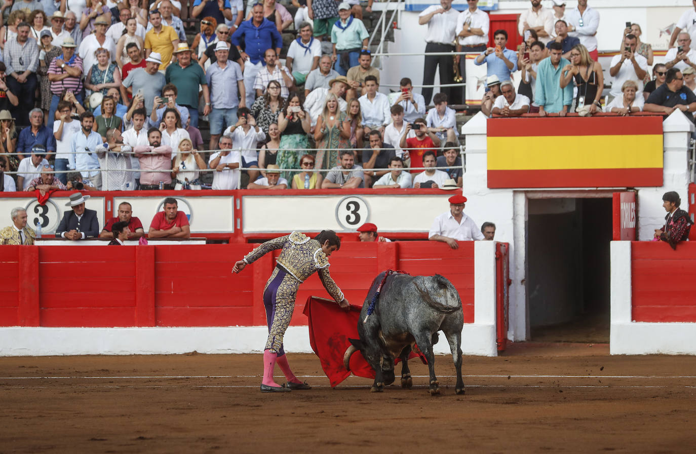 Uno de los pasos de la faena del toro indultado.