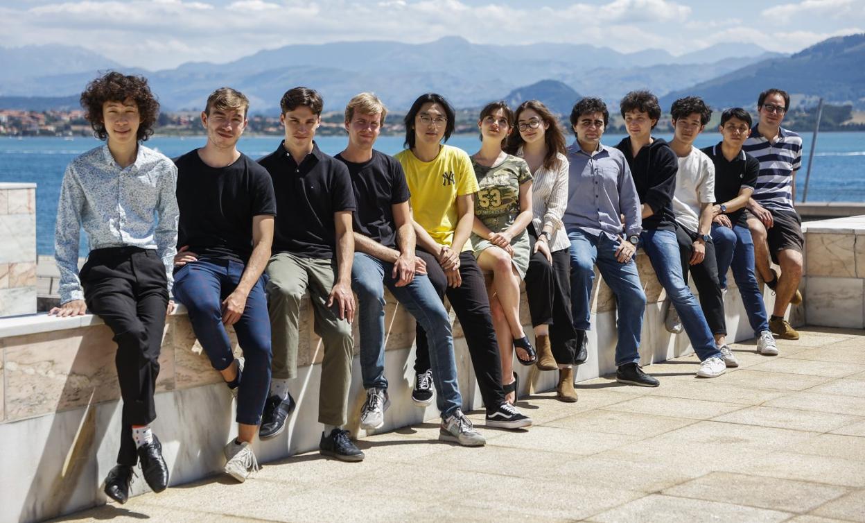 Los jóvenes pianistas posan en la terraza del Palacio de Festivales. Desde hoy y hasta el lunes se enfrentan a los recitales en busca de un puesto en la final.