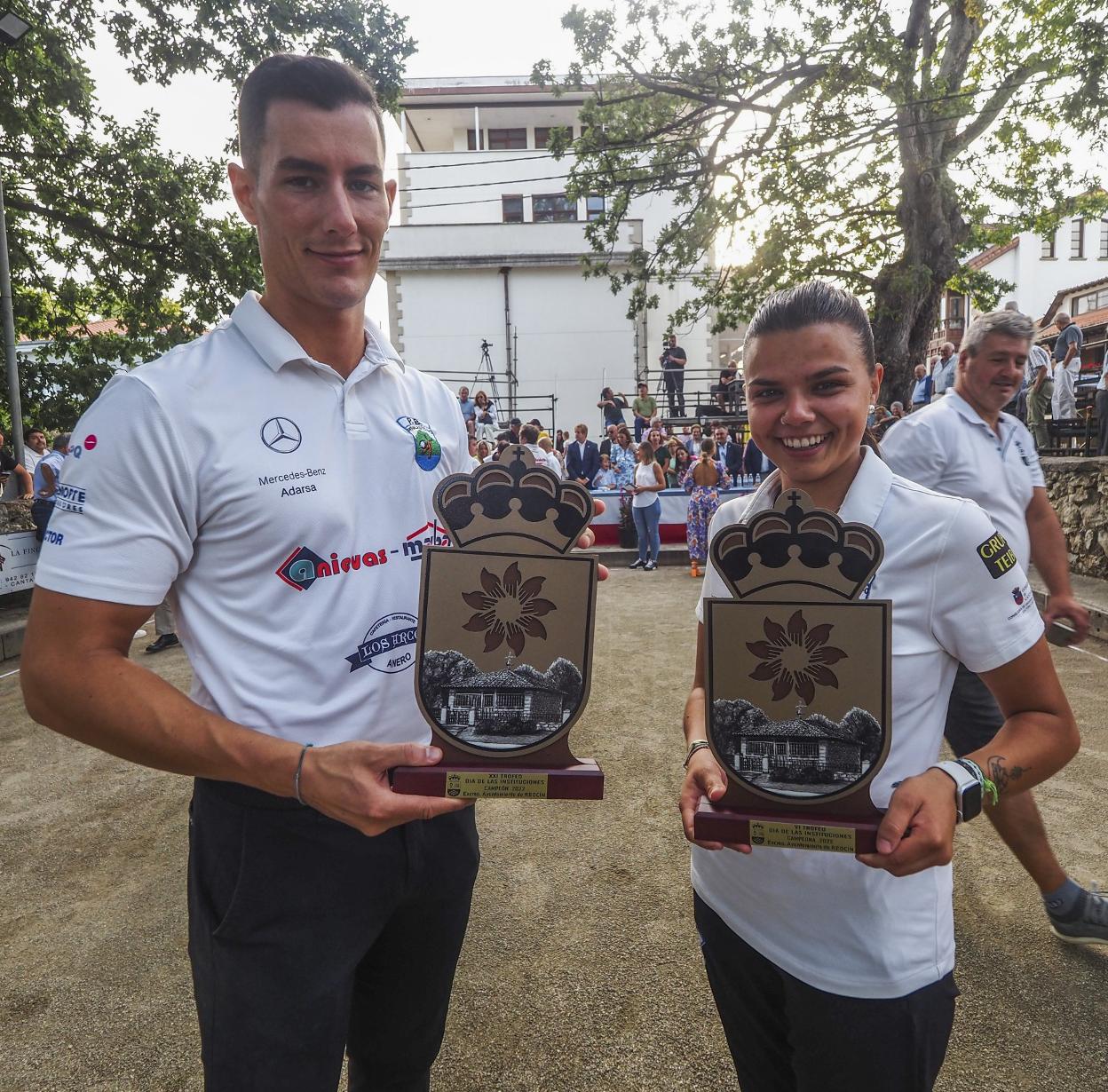 Víctor González y Andrea Gómez, con sus trofeos.