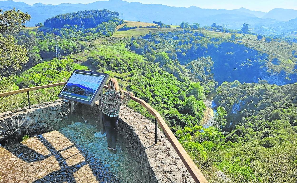 El Mirador del Poeta, en el municipio de Herrerías, permite disfruta de un privilegiado paisaje del río y del valle del Nansa