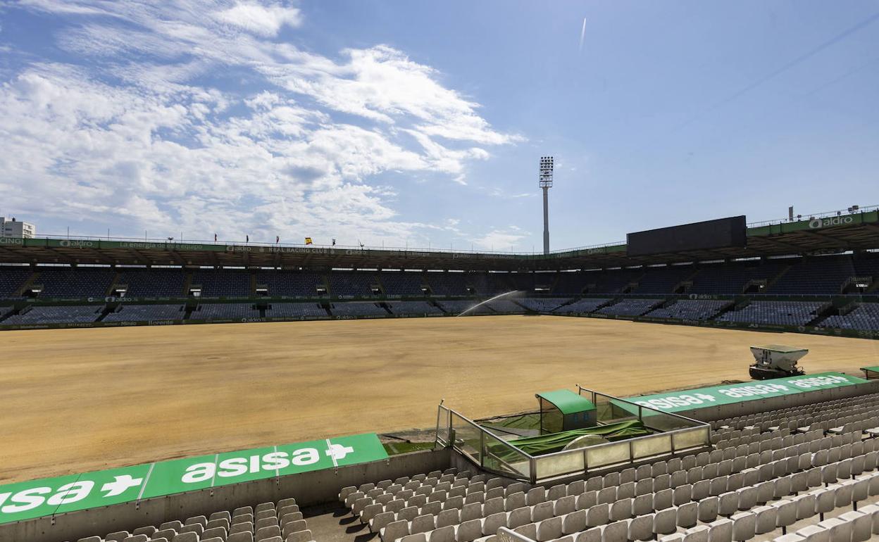 El estado versiblanco durante el cambio de césped realizado en mayo de este año.