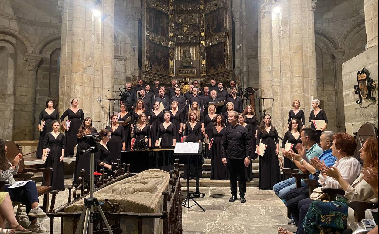 La Camerata abre los Cursos en Santillana cantando por Ucrania 