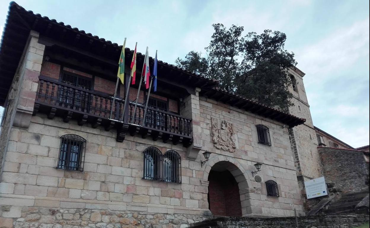 Vista del Ayuntamiento de Ribamontán al Monte, en Hoz de Anero.