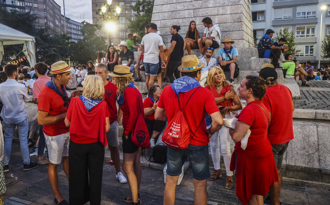 Santanderinos de diferentes generaciones alrededor del monumento central de la Plaza de México. 