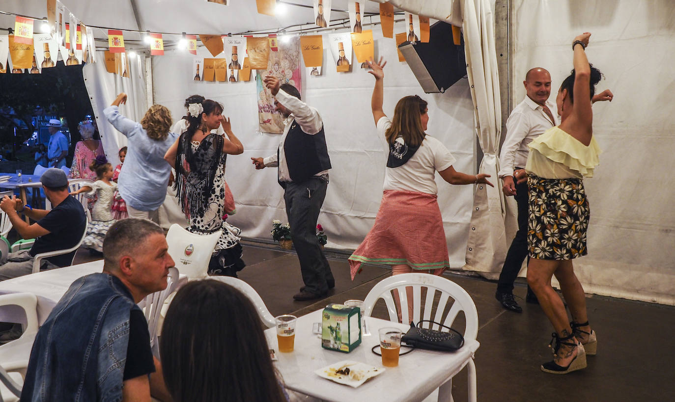 Bailes de sevillanas y flamenco en la caseta de la Hermandad del Rocío. 