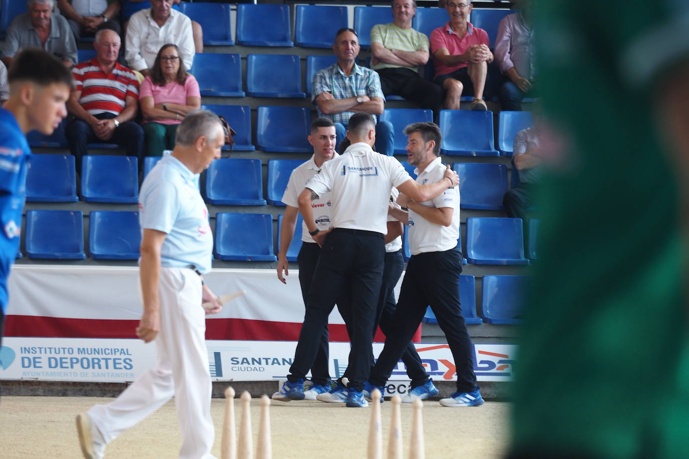 Los integrantes de los equipos masculino y femenino celebran el histórico hito.