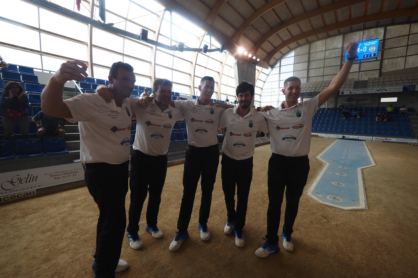 Los integrantes de los equipos masculino y femenino celebran el histórico hito.