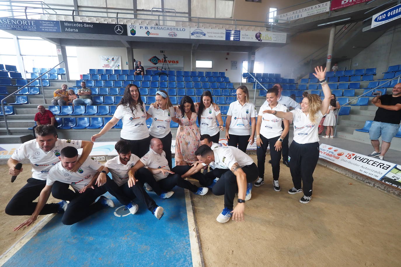 Los integrantes de los equipos masculino y femenino celebran el histórico hito.