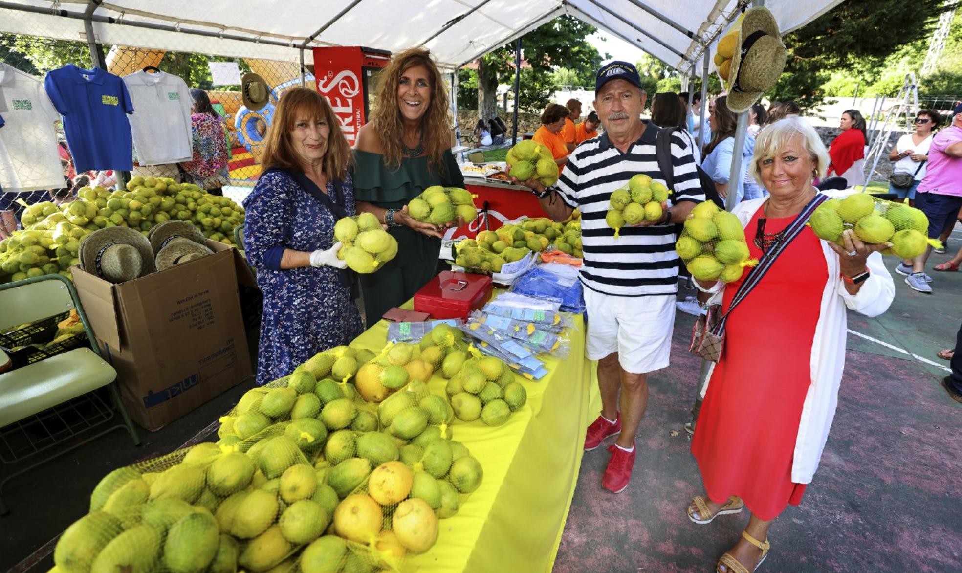 Los puestos con limones llenaron las calles de la localidad durante toda la jornada. 