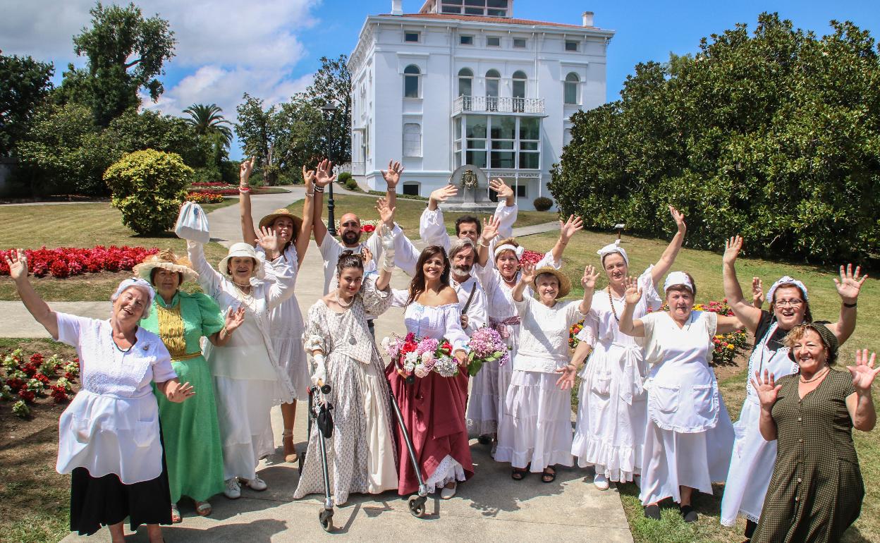 Actores de las escenas teatralizadas y miembros de asociaciones locales encargados de la comida y la bebida junto a miembros del equipo de gobierno