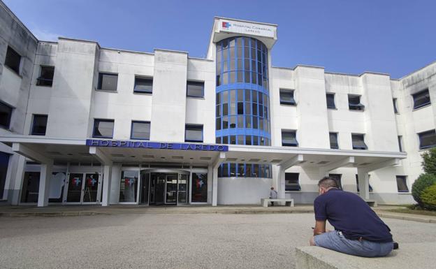 El número de profesionales de baja en el Hospital de Laredo ha descendido en las últimas semanas. 