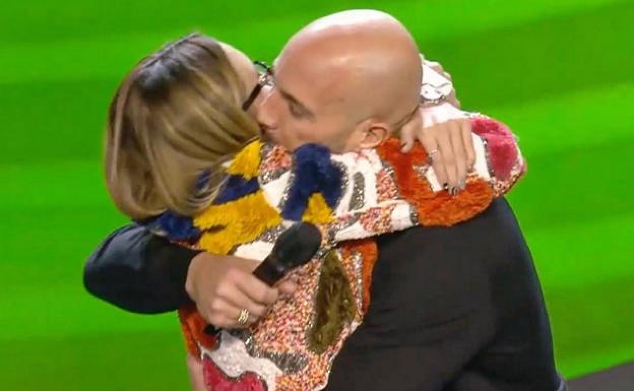 Pepe Reina abraza a su hija Grecia en 'Idol Kids'. 