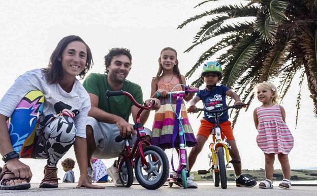 Lorena Moral y Sergio del Pozo junto a su hija mayor, Luna, Mayhub y su hija pequeña Dara. 