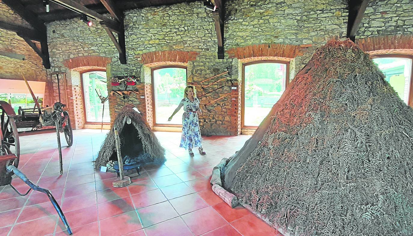 Reproducción de una hoya carbonera en la sala del museo dedicada a este oficio.