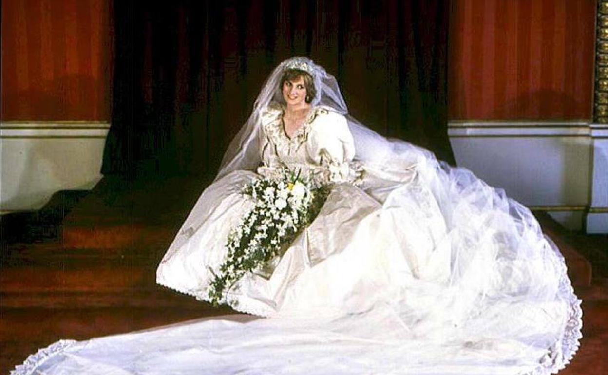 Diana de Gales, con su vestido de novia, obra de David y Elizabeth Emanuel.