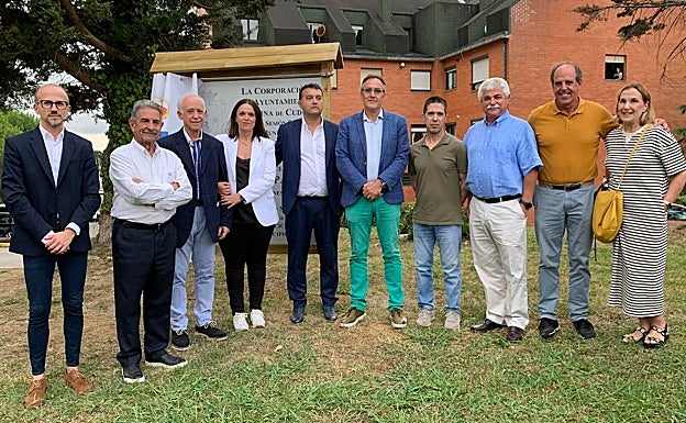 Imagen principal - Arriba foto de familia de Panero junto a las autoridades políticas y abajo el momento en el que se descubrió el letrero del parque bautizado con el nombre del doctor 