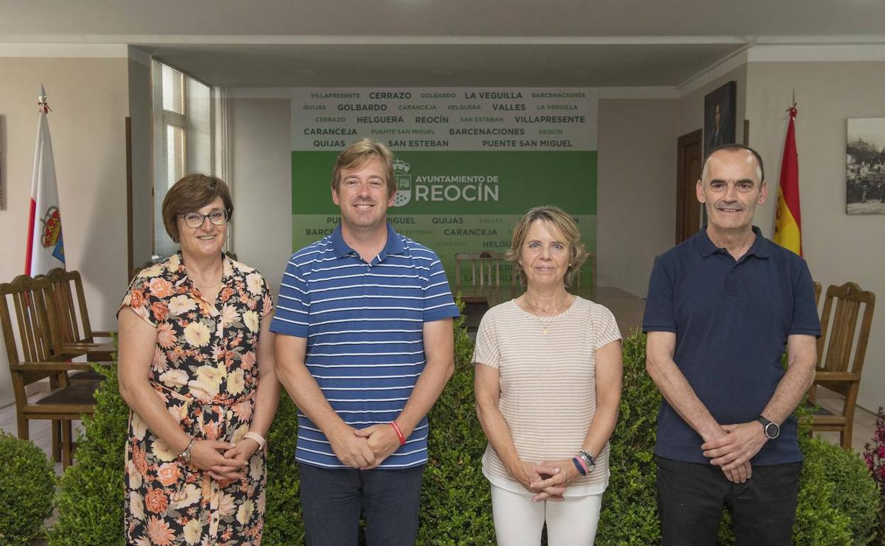 Margari Martínez, oncejala de Deportes, Pablo Diestro, alcalde de Reocín, Miriam Arozamena, madre de Celia Barquín y Antonio Pérez Ruiz, concejal del municipio. 