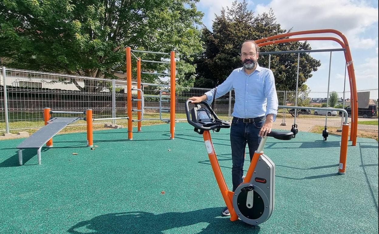 El concejal de Medio Ambiente e Infraestructuras Verdes de Torrelavega, José Luis Urraca, posa en las nuevas instalaciones.