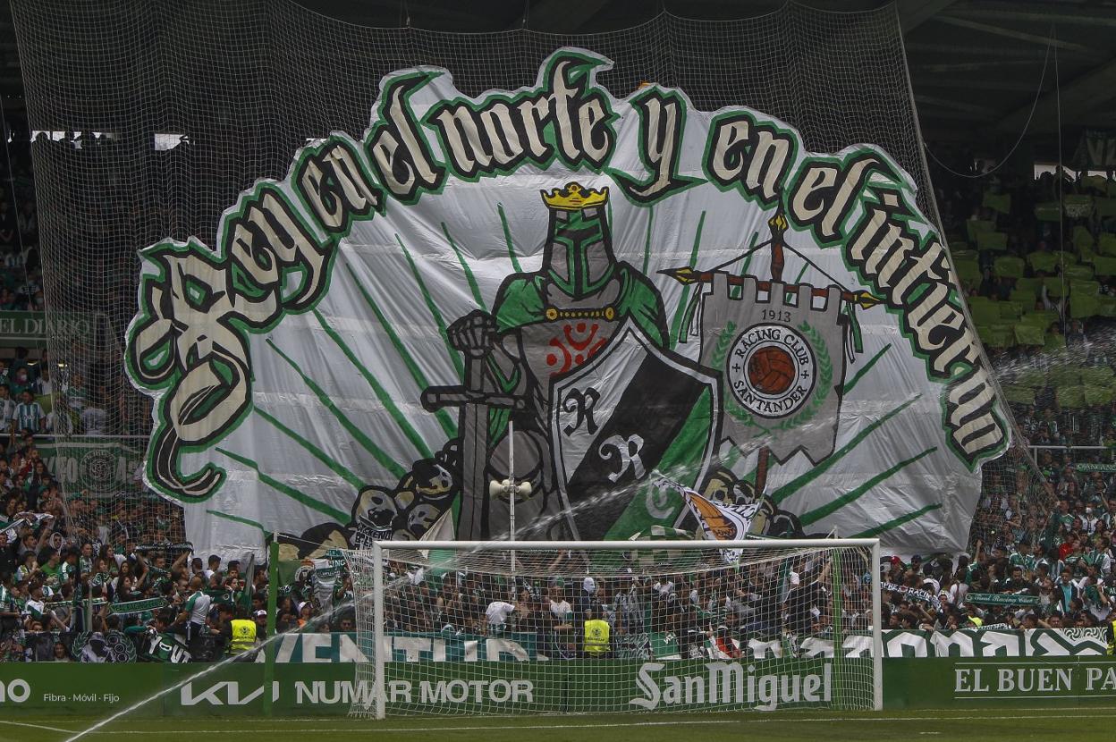 Imagen del tifo que se desplegó durante el partido ante el Celta B el curso pasado, donde se certificó el ascenso a Segunda División.