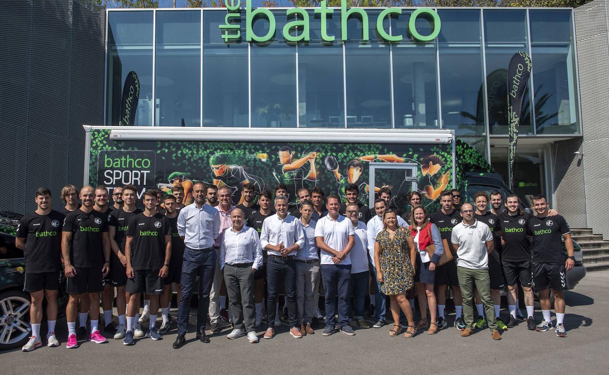 Javier López, José López, Pablo Zuloaga, Mario Iglesias, Nacho González, Manuel Lavín, Eduardo López, José Manuel Barquín, María Rosa Viota y Jesús Peña junto a la plantilla y cuerpo técnico del Bathco Torrelavega instantes antes de la presentación.