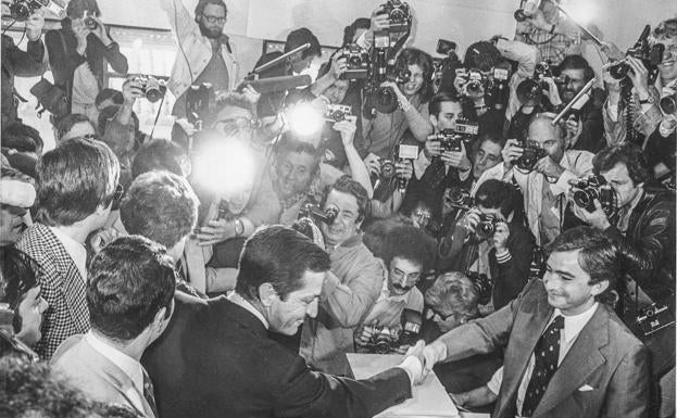 Un cambio histórico. Adolfo Suárez votando en las elecciones generales de 1977 en medio de una muchedumbre de fotógrafos y cámaras de televisión. España vivía momentos de transformación. 