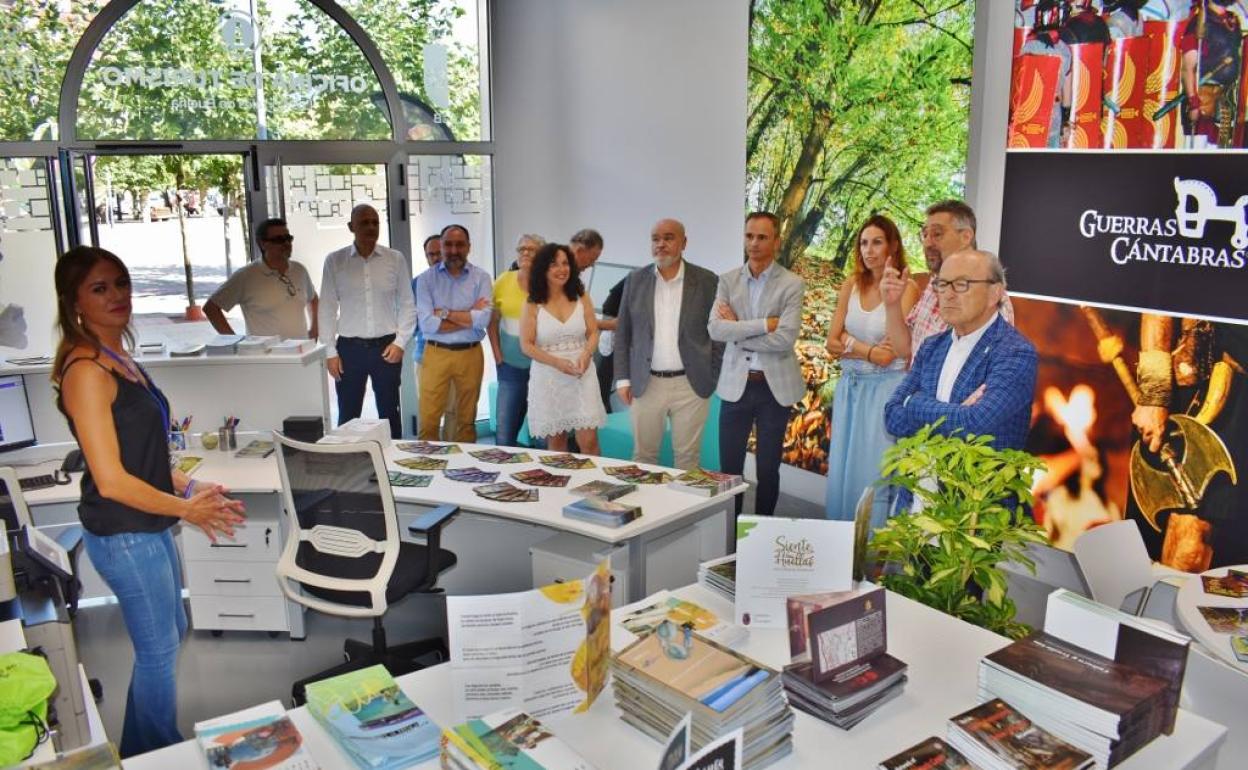 Inauguración de la primera oficina de turismo de Los Corrales.