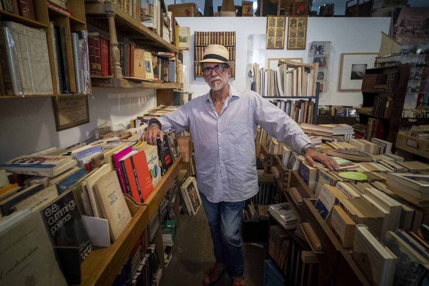 Francisco 'Paco' Roales, director de la Feria del Libro Viejo de Santander, en su librería Calle del Sol.