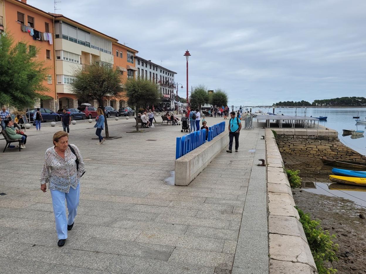 El paseo marítimo de San Vicente es una de las zonas más concurridas de la villa. 