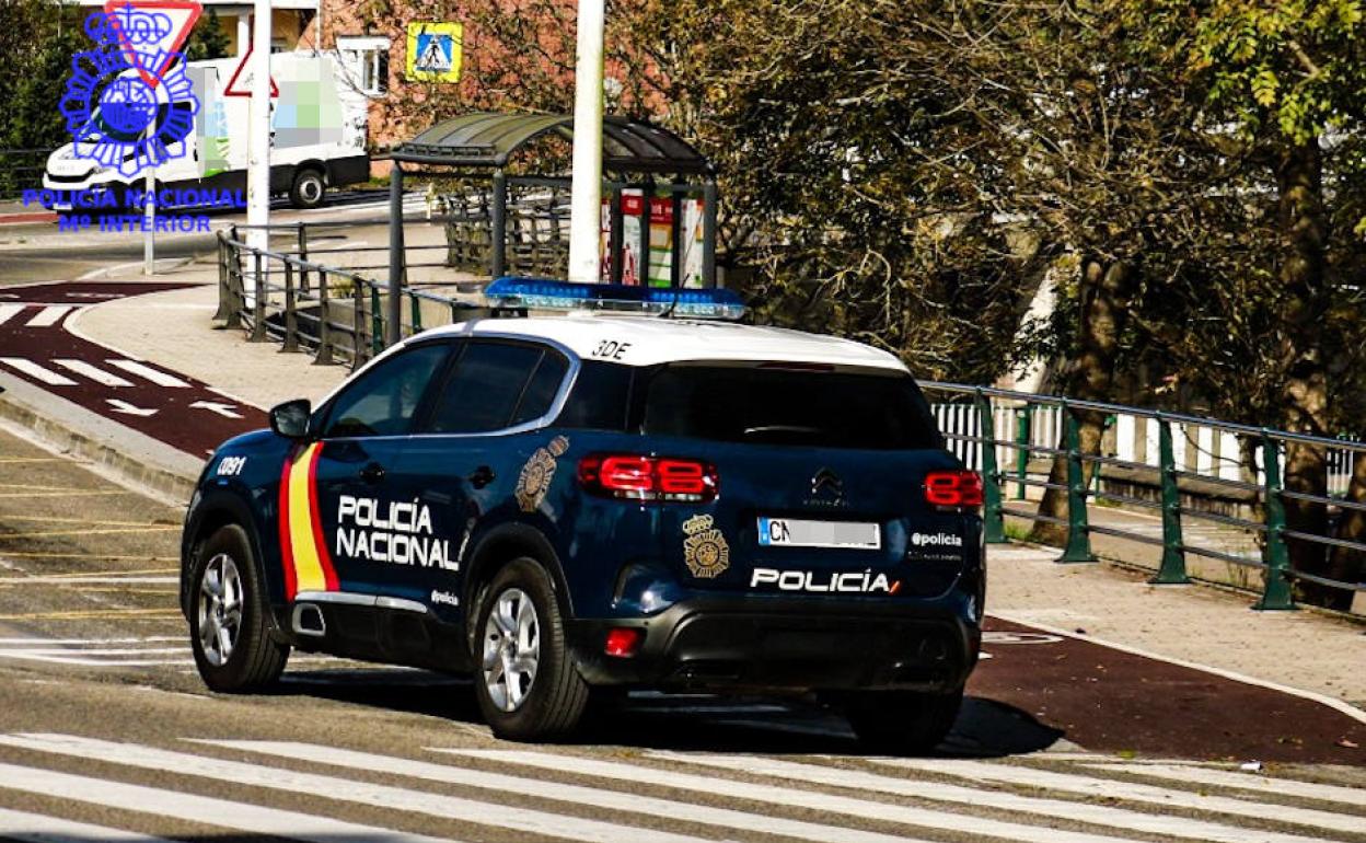 Dos veinteañeras arrancaron una cadena de oro a una mujer mayor en Torrelavega