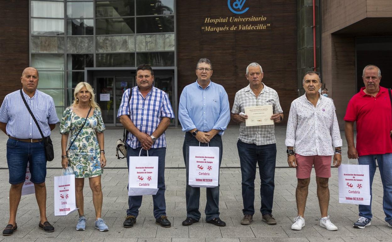 Irene Lobato, Alfonso Bustamente, Luis Gutiérrez y Roberto Río junto a otros tres donantes, ayer en Valdecilla, tras recibir la distinción como Grandes Donantes.