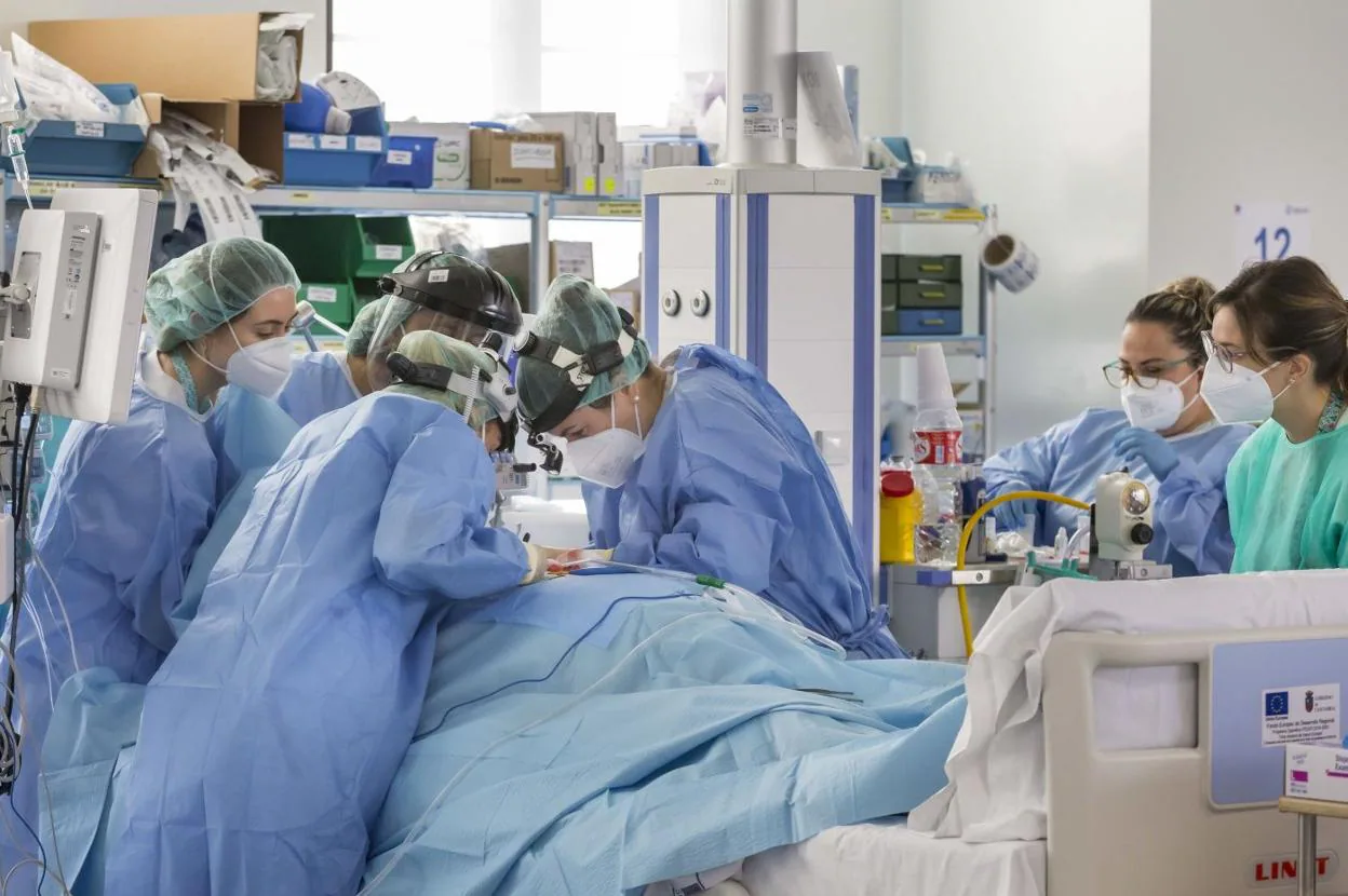 Pandemia. Sanitarios atienden a un paciente en la UCI covid del hospital universitario Marqués de Valdecilla. 