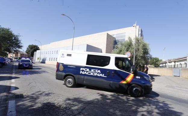 Los dos acusados del robo en Atrio han llegado minutos antes de las 11.00 horas.