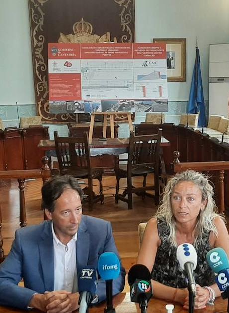 Imagen - El consejero y la alcaldesa de Castro durante la presentación del proyecto 