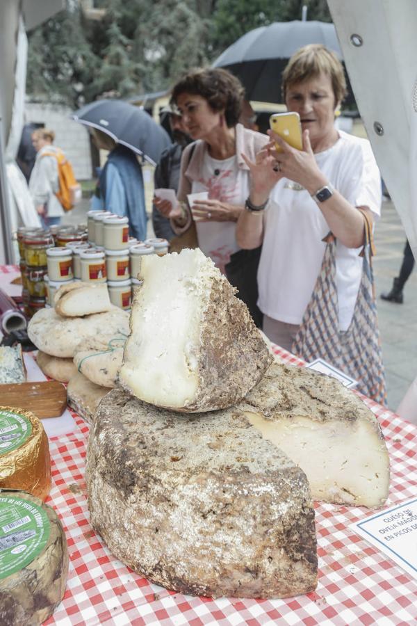 Los primeros asistentes a la feria aprovecharon para probar las especialidades