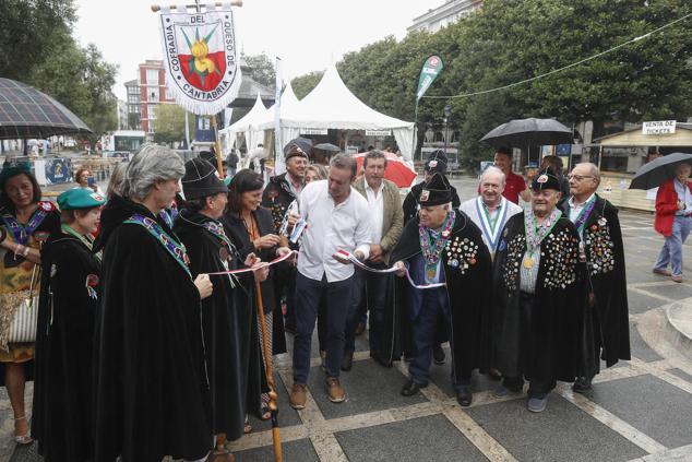 Los primeros asistentes a la feria aprovecharon para probar las especialidades