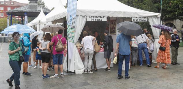 Los primeros asistentes a la feria aprovecharon para probar las especialidades