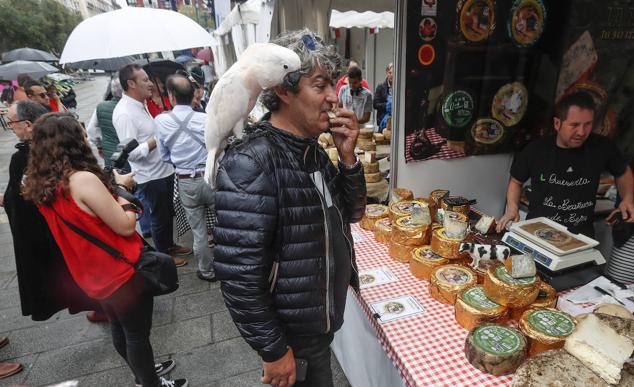 Los primeros asistentes a la feria aprovecharon para probar las especialidades