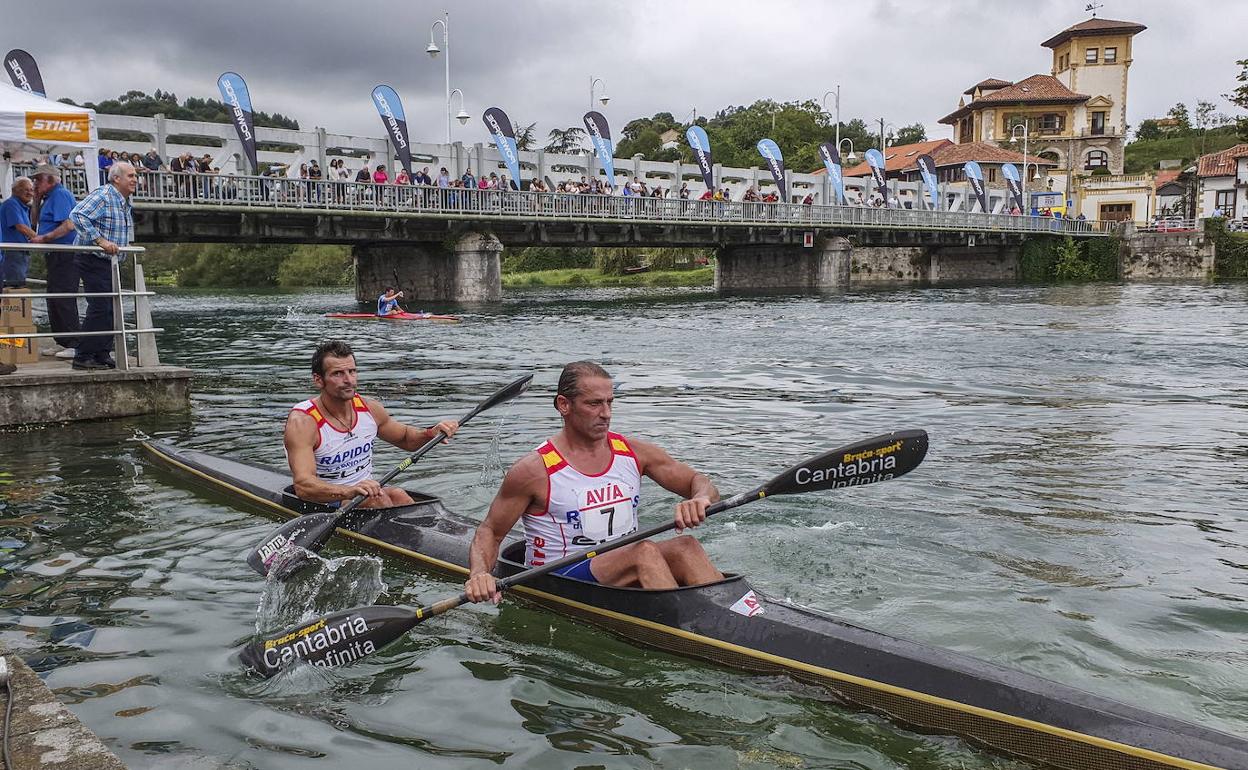 Imagen de Julio Martínez (delante) y Emilio Llamedo, en la meta de Ribadesella en 2019.