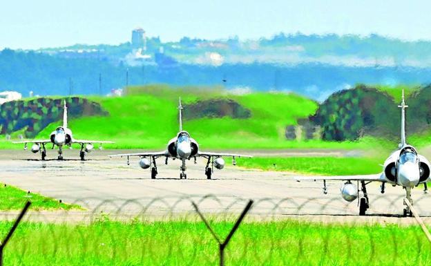 Tres aviones de combate ruedan por una pista en la base aérea de Hsinchu.