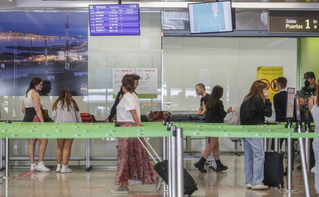 El aeropuerto ampliará su horario para el vuelo a primera hora a Madrid 