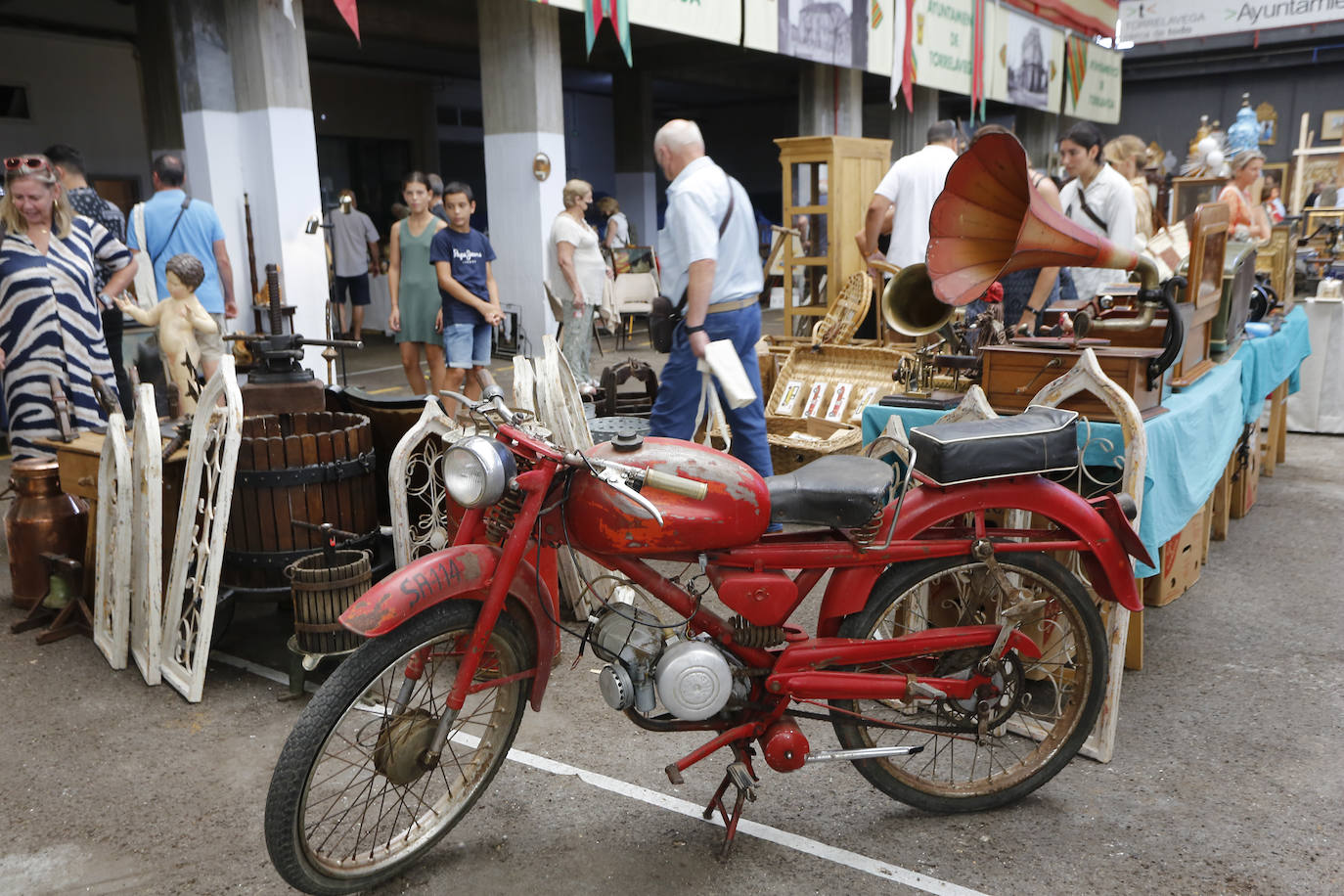 Fotos: Imágenes de la Feria de Antigüedades de Torrelavega