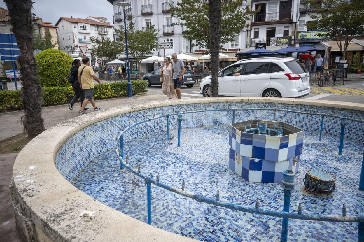 La fuente de la plaza Cachupín, en pleno centro de la villa, amaneció sin los chorros de agua. 