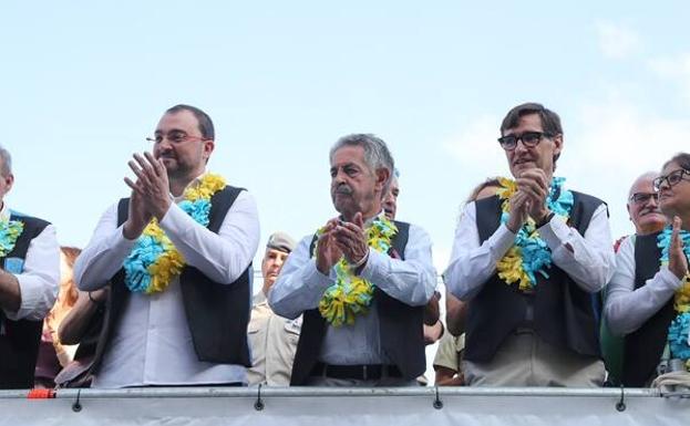 Revilla, en el Palco de autoridades de Ribadesella, entre Barbón e Illa. 